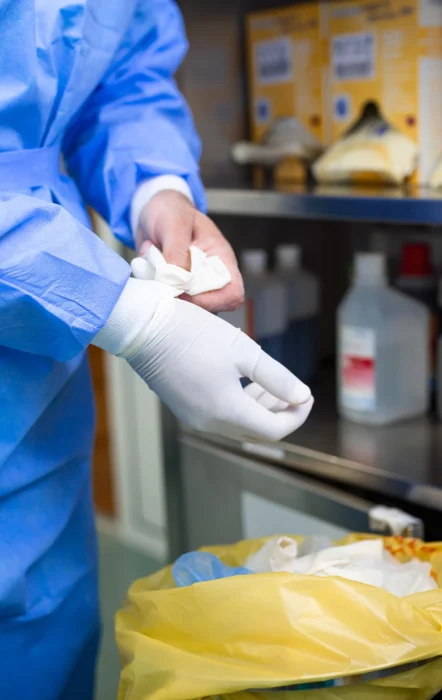 cirujano-masculino-quitando-guantes-quirurgicos-en-quirofano-en-el-hospital